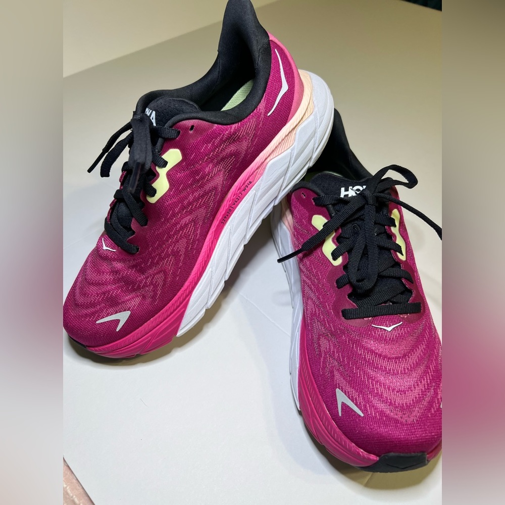 HOKA Arahi Pink Running Shoes Like New